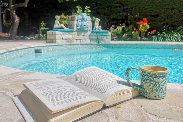 rêver , lire au bord de la piscine