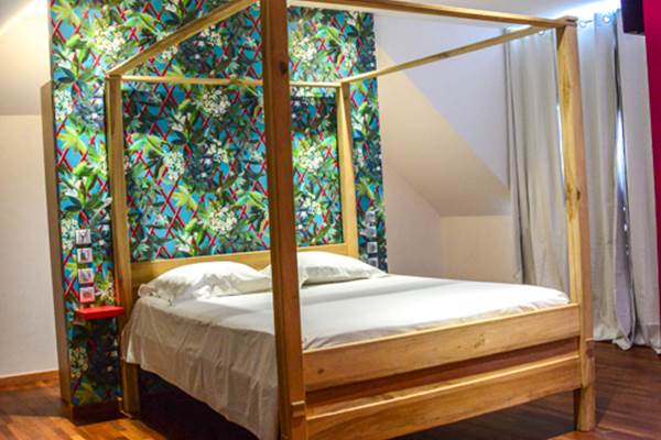 <img src="chemin-de-l-image.jpg" alt="Grande suite Grenade avec lit confortable et vue sur le jardin tropical à l'hôtel de charme La Maison de Clémentine, Fort-de-France, Martinique"