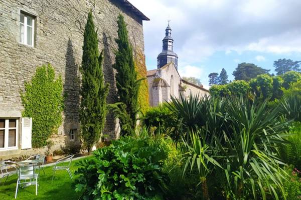 Vue de la petite piscine ronde derrière la végétation