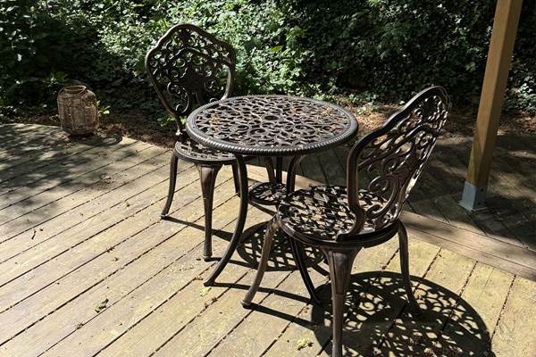 Mobilier extérieur pour déguster votre petit déjeuner en plein air.