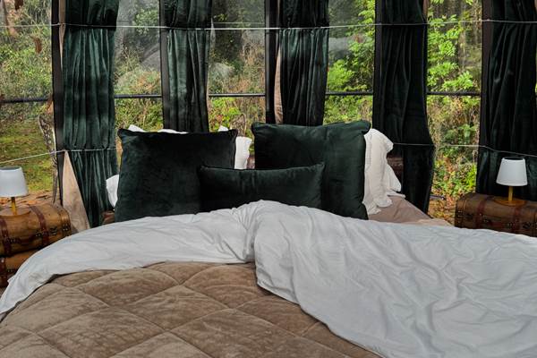 Lit queen size avec literie haut de gamme pour un confort optimal.