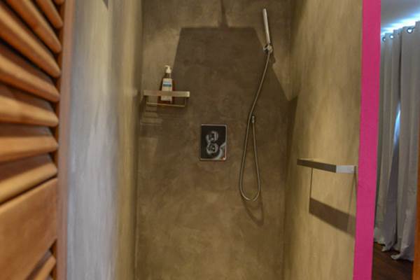 <img src="chemin-de-l-image.jpg" alt="Salle de bain de la suite Grenade avec douche à l’italienne, hôtel de charme La Maison de Clémentine, Fort-de-France, Martinique" />