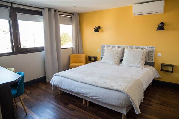 Chambre principale du logement familial L1