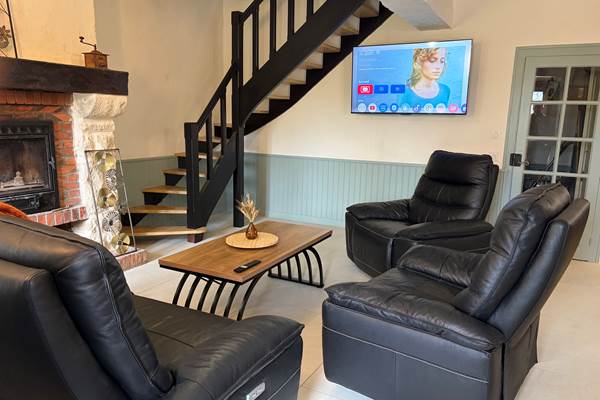 salon avec tv multimédia grand écran