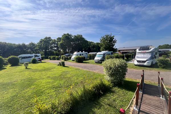 parcelle de 80m2 délimitée par des haies avec branchement électrique