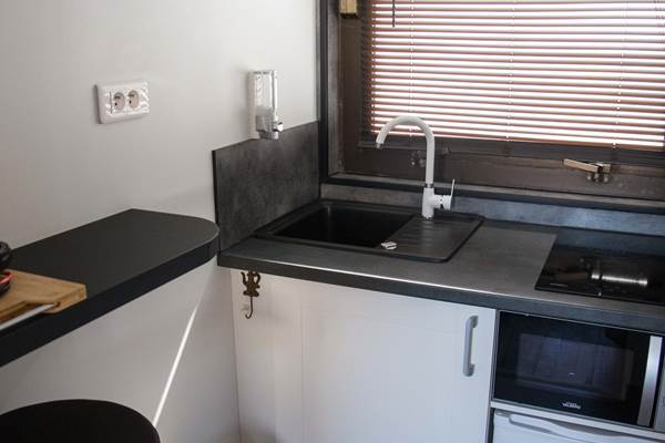 Cuisine compacte équipée.