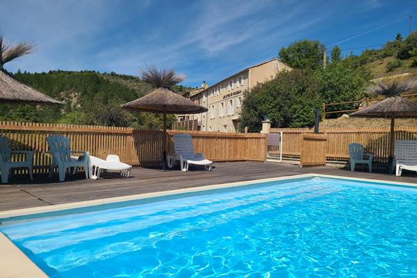 Les gîtes de Moussan - Batiment et piscine