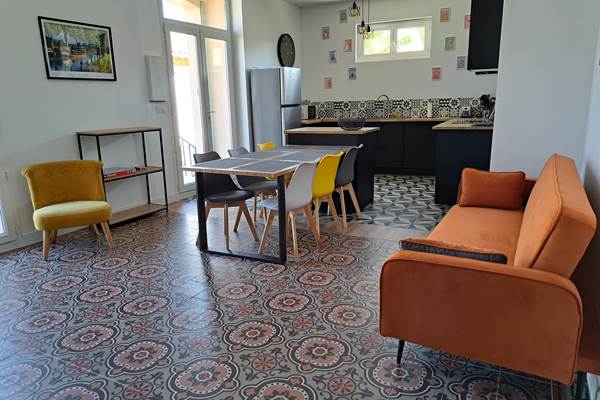 Salon convivial du gîte Le Ramonetage à Montblanc.