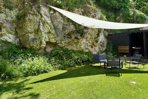 La bulle est installée sur une ancienne carrière de roche, au cœur de la nature.