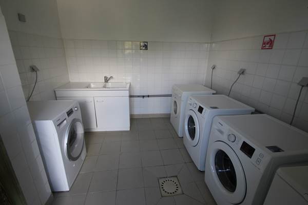 La laverie avec lave-linge et sèche-linge