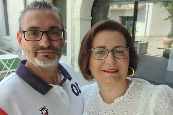 Katy et David, propriétaires des Gîtes de Monte Blanco à Montblanc près de Béziers, devant la maison du domaine.