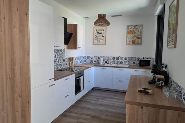 Cuisine équipée du gîte Le Pressoir à Montblanc, 2 chambres.