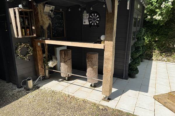 Espace bar abrité pour des moments conviviaux en plein air.