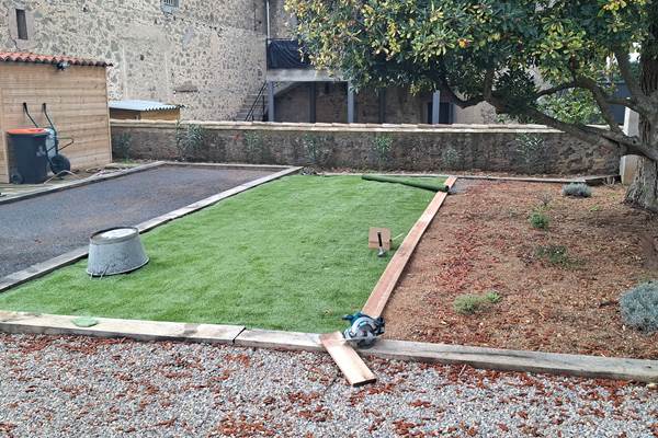 Aménagement en cours autour du boulodrome des Gîtes de Monte Blanco à Montblanc, plantations et pose du sol extérieur.
