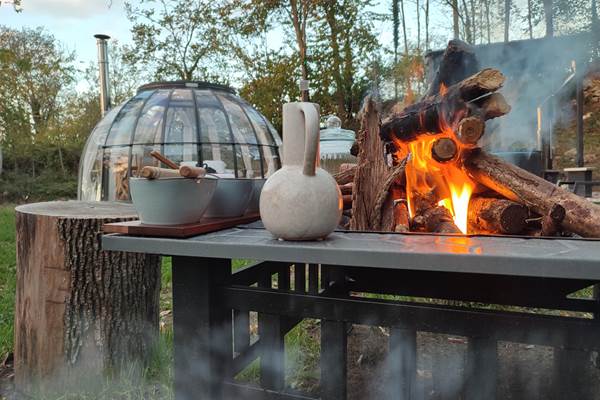 La bulle "Une parenthèse enchantée" équipée d’un braséro et d’une plancha.