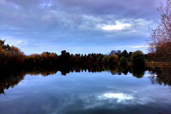 Fin de journée au bord de l'eau