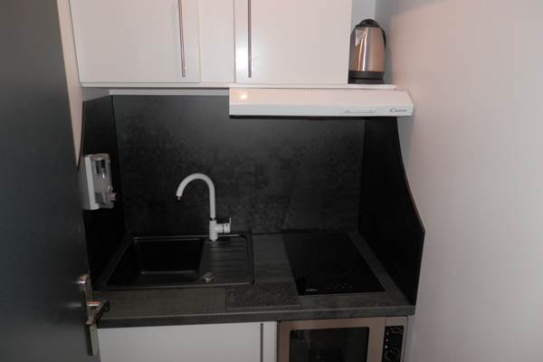 Cuisine compacte équipée.