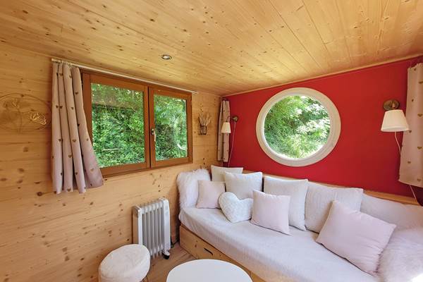 Tiny house Eglantine salon et canapé