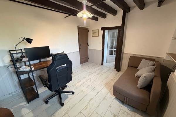 bureau indépendant attenant à la chambre en RDC