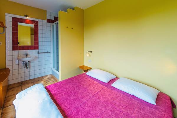 Chambre Lit 2 personnes + douche