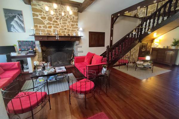 Lecture devant la cheminée et jeux de société au salon