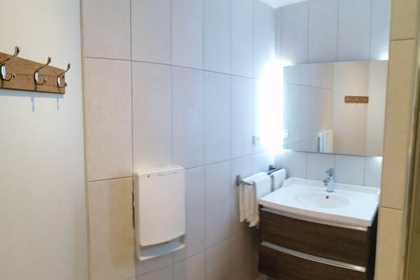 Salle d'eau avec douche à l'italienne.