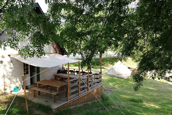 Terrasse collective avec vue sur le lac camping kabaneko 87