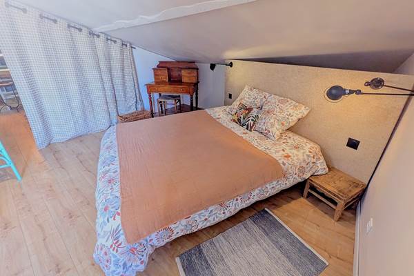 chambre-lit queen size-bureau-16 bis gite hotel-albi-marssac-climatisation