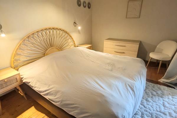 alt="Chambre confortable avec lit king size dans le grand gîte familial en Ardenne belge"