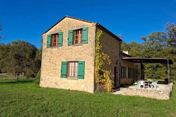 Maison traditionnelle du Périgord noir pour 8, grands espaces en bordure de forêt, idéale en famille ou entre amis