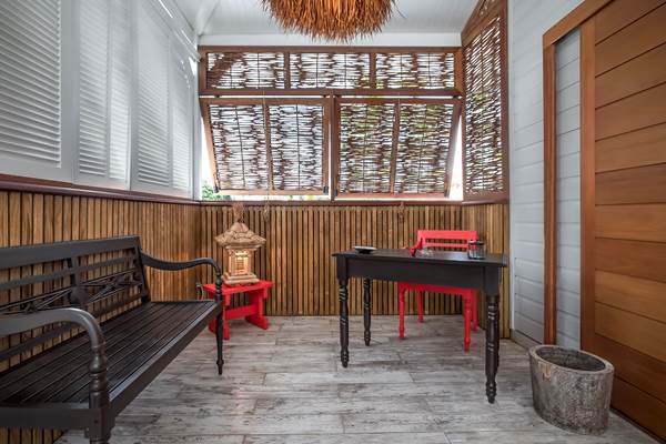 <img src="chemin-de-l-image.jpg" alt="Grande terrasse privative avec hamac et vue sur la piscine dans la suite Mayero à l'hôtel de charme La Maison de Clémentine, Fort-de-France, Martinique" />