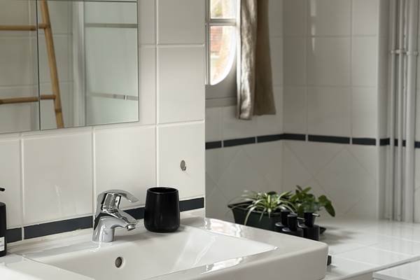maison-jazey-salle-de-bain-carrelage-blanc