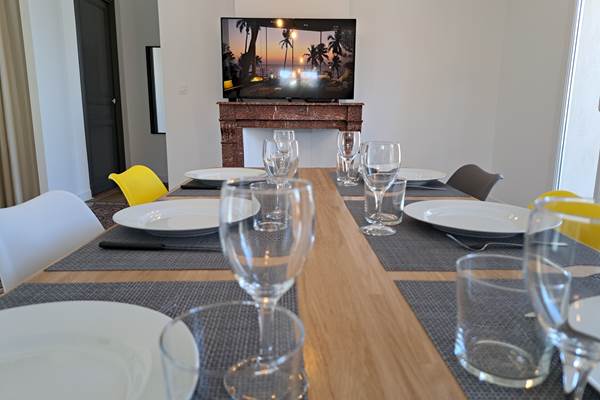 Coin repas convivial du gîte Le Ramonetage.