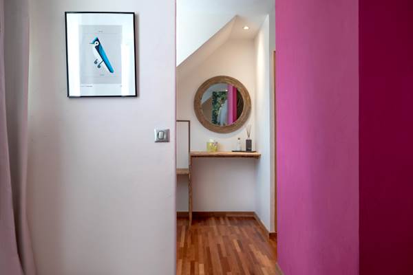 <img src="chemin-de-l-image.jpg" alt="Salle de bain de la suite Grenade avec douche à l’italienne, hôtel de charme La Maison de Clémentine, Fort-de-France, Martinique" />