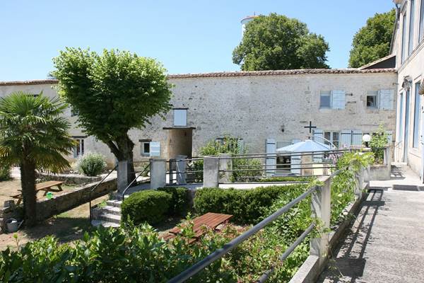 Alambique  façade et jardin