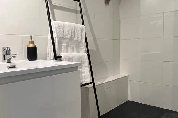 salle de douche de la chambre: les Hortentias