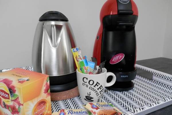 Plateau bouilloir avec thé, café, chocolat et friandise.-page