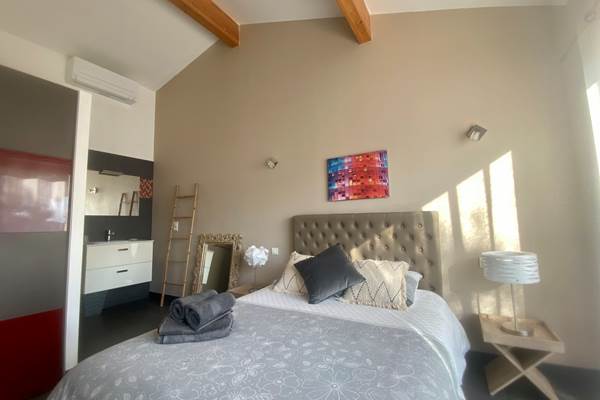 Chambre parentale, salle d'eau et rangements