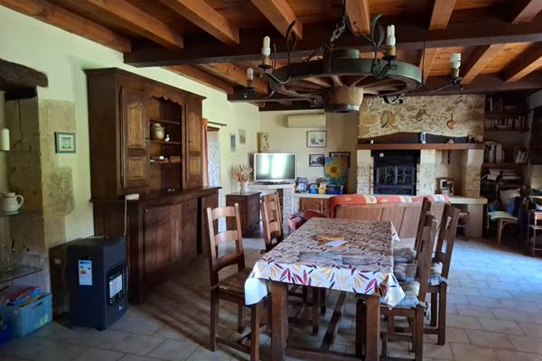 Espace de vie salon/salle à manger, ancienne étable en pierre, charme authentique pour moments conviviaux assurés