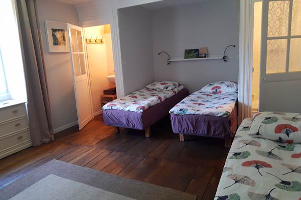 Chambre avec 3 lits simples