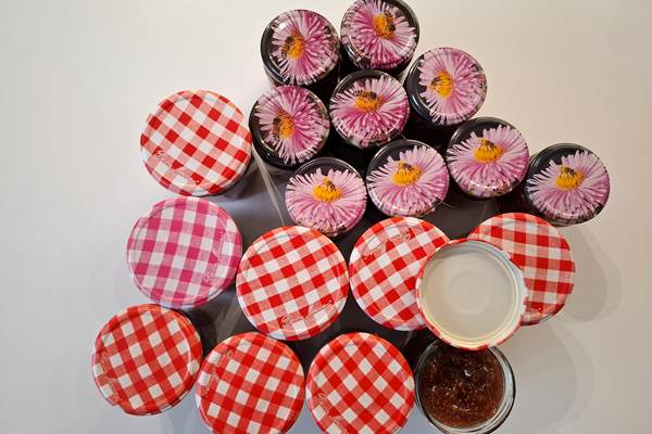 Confitures maison préparées pour les hôtes des Gîtes de Monte Blanco à Montblanc, poire, abricot et figue