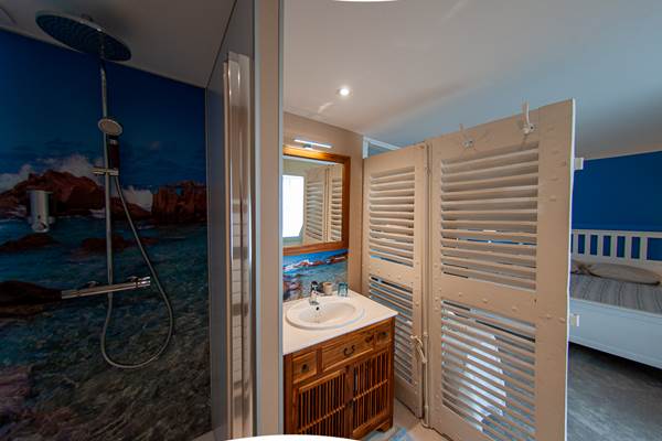 Chambre familiale Frégate salle d'eau