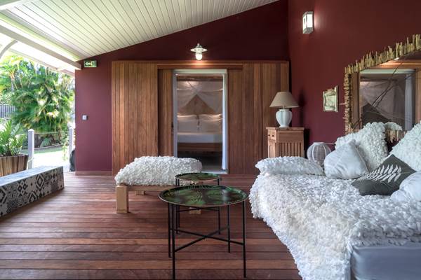 <img src="chemin-de-l-image.jpg" alt="Grand salon extérieur confortable donnant sur le jardin tropical dans la suite Carriacou, hôtel La Maison de Clémentine, Fort-de-France, Martinique" />