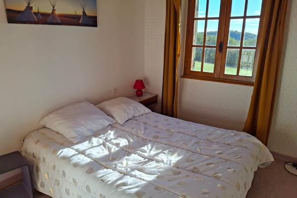 Chambre 3 1er étage, lit double, confort et climatisation, rangements, vue panoramique sur la vallée de la Dordogne