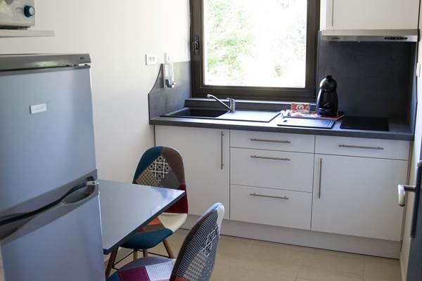 Cuisine équipée pour 2 personnes.