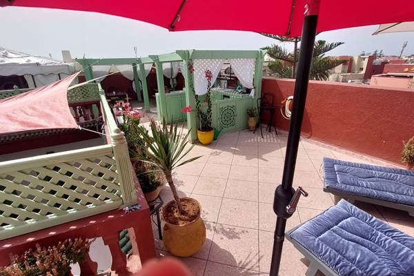 Terrasse_cuisine été depuis parasol