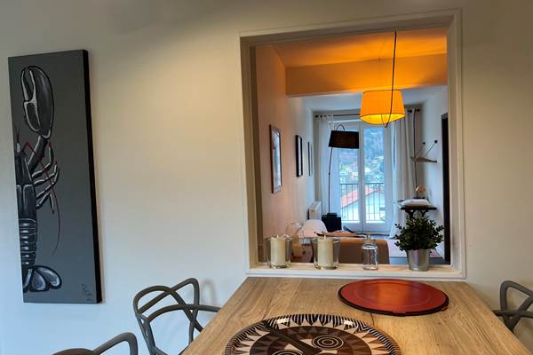 Le 68 - Espace repas avec vue sur la montagne