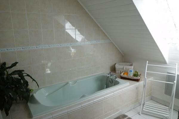 Salle de bain privée de la chambre du Levant  très spacieuse