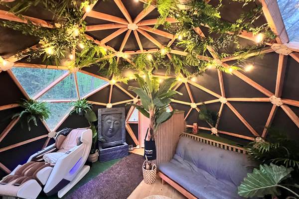 Dôme avec fauteuil massant