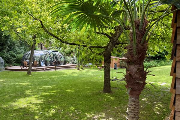 Logement insolite avec spa en Auvergne : confort et détente garantis.